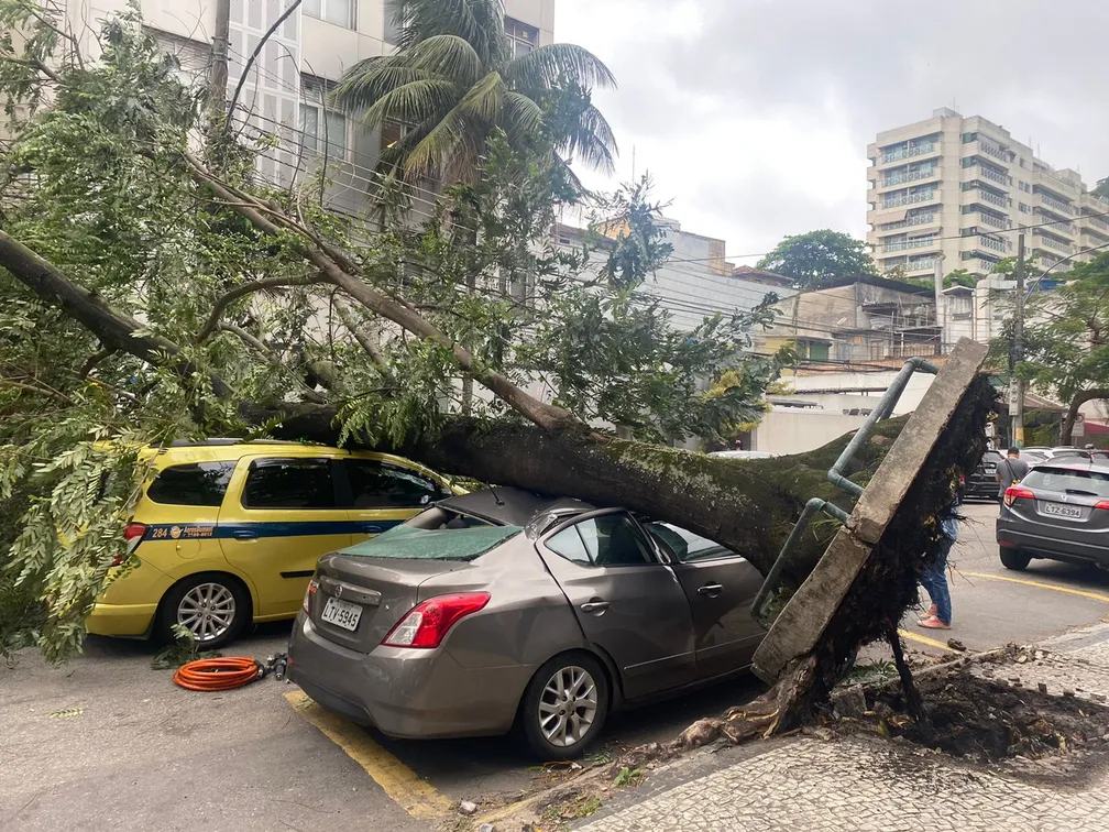 No Rio: Ventos de 105 km/h causam apagão, estragos e deixam 2 mortos
